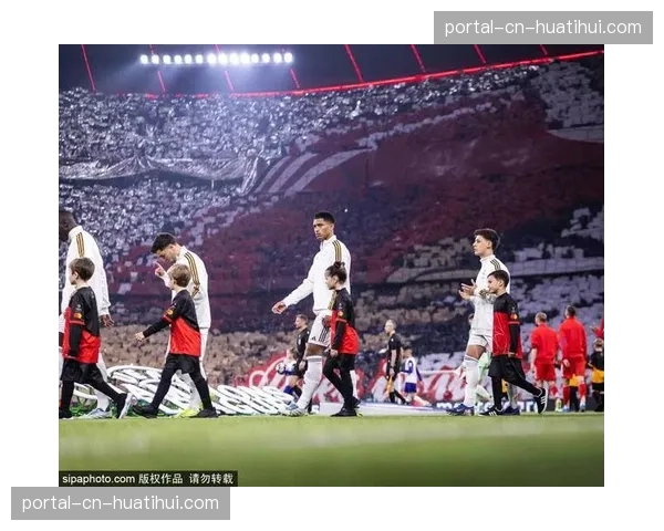 孔帕尼与球员在看台前激情庆祝，场面感人至深